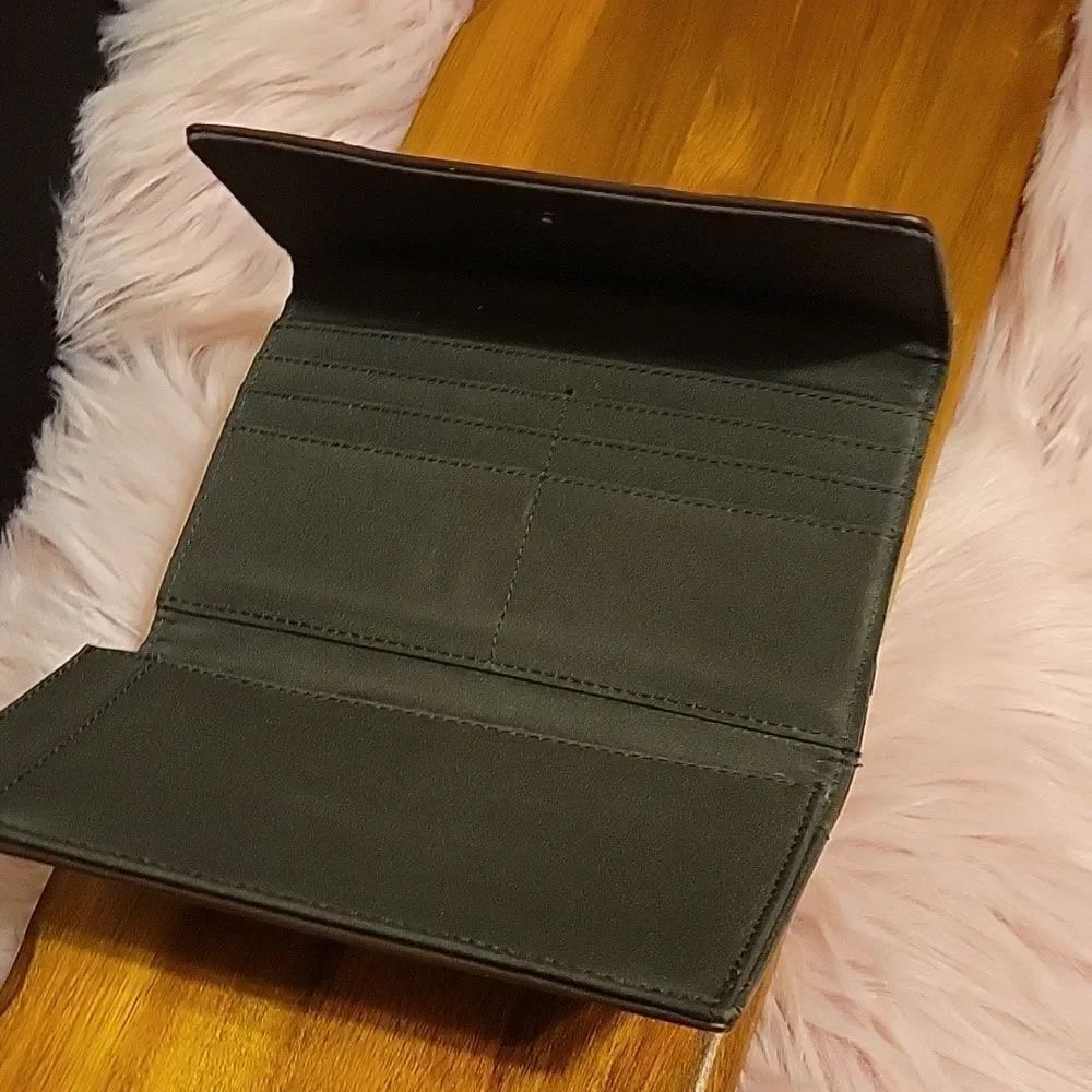 Relic š¦āLeather Embossed wallet. EUC - Picture 4 of 9